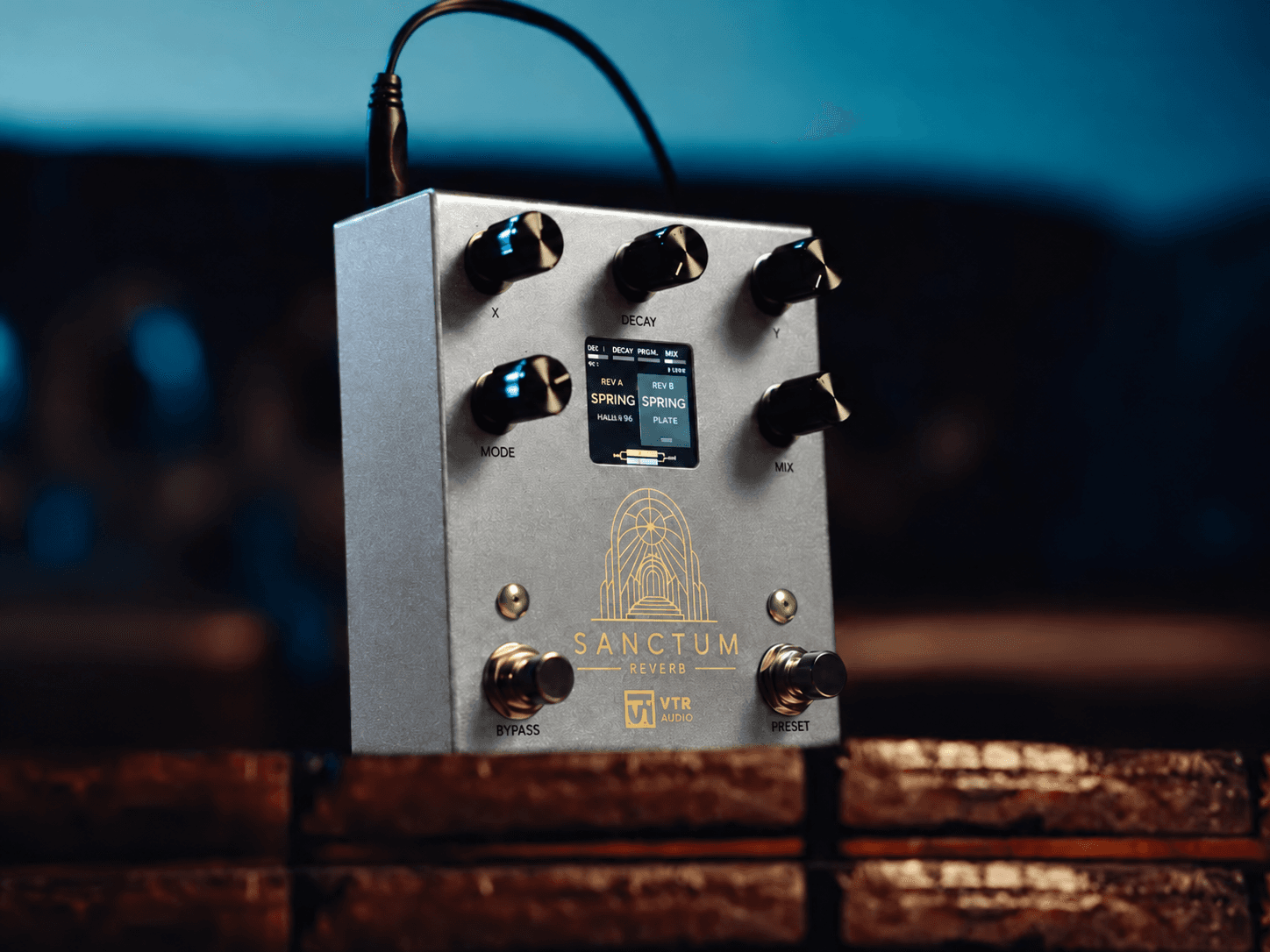 Pedal Sanctum Reverb de VTR Effects, azul, con la pantalla mostrando los motores REV A y REV B