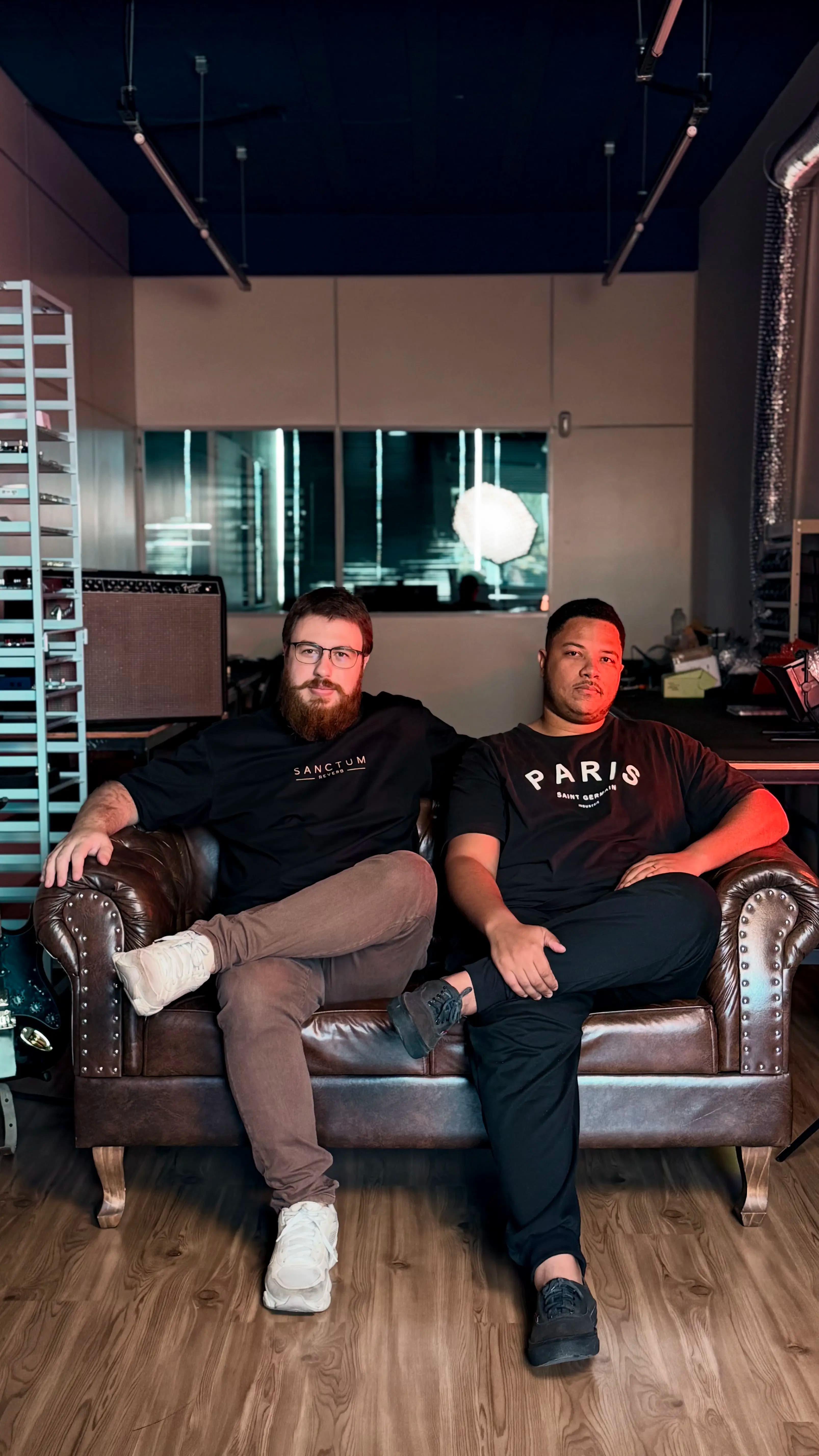 Integrantes da equipe VTR Effects sentados num sofá de couro no estúdio da VTR