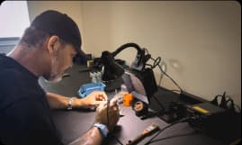 Pedal sendo soldado na bancada da VTR