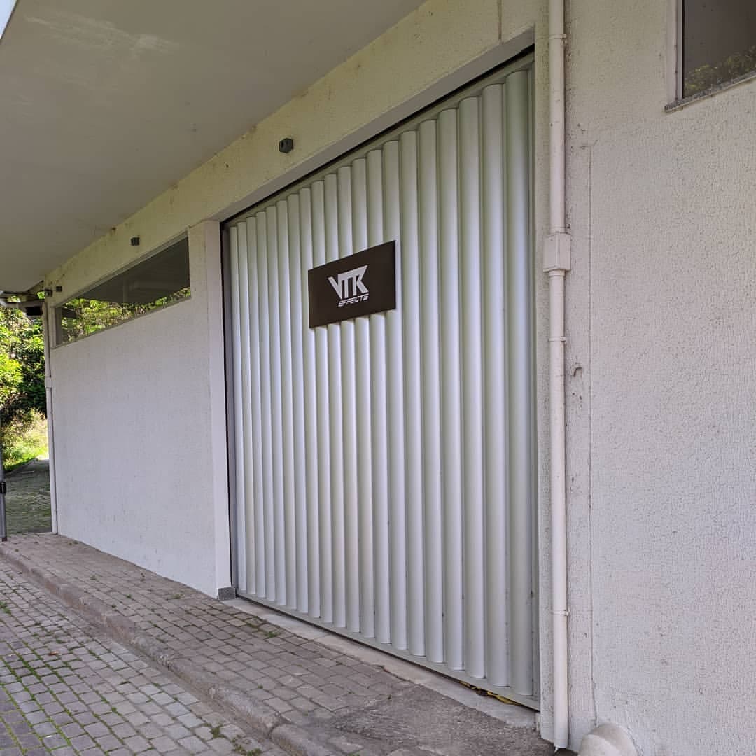 Portão da garagem com a placa da VTR Effects