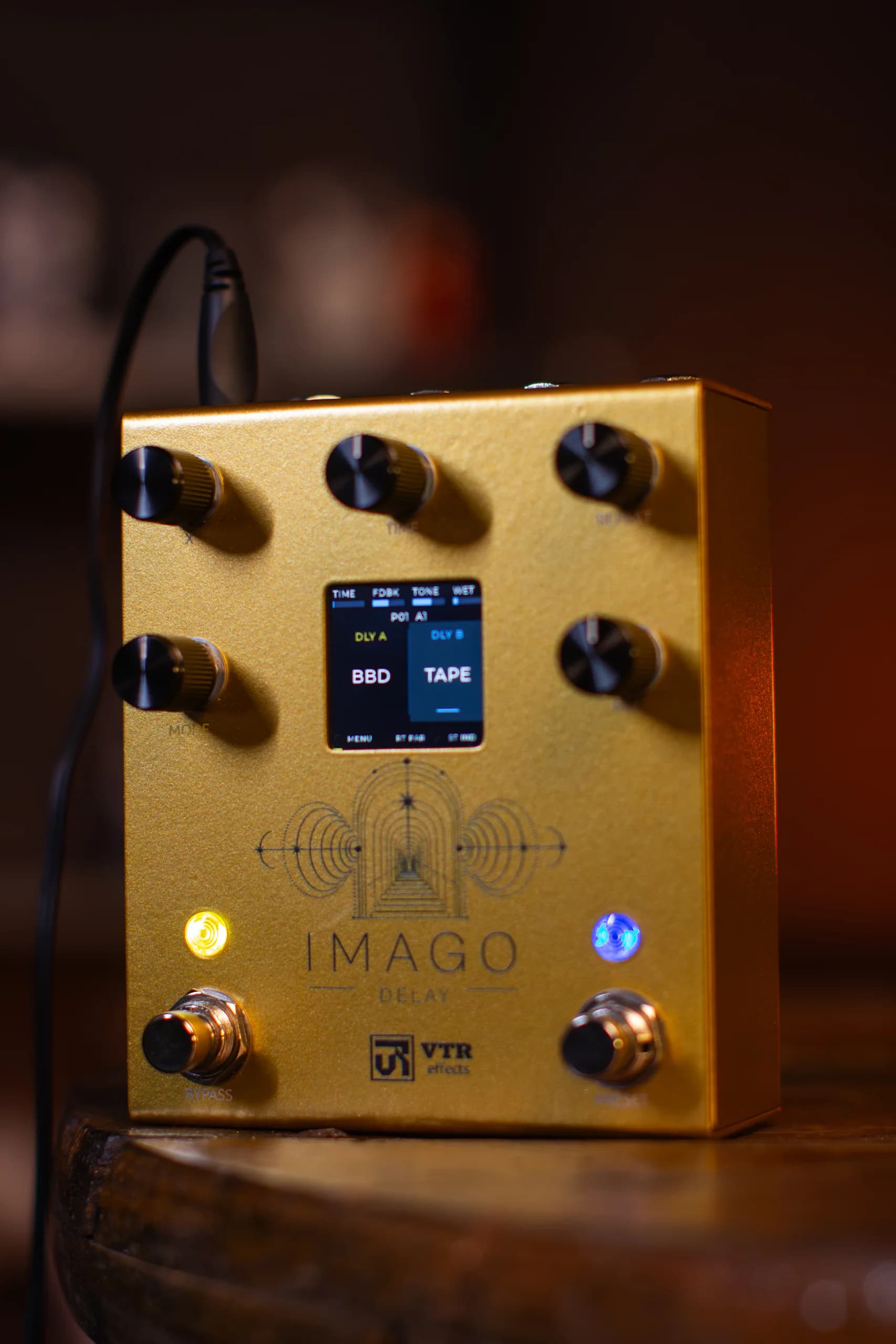Close do Imago Delay com o display mostrando os motores BBD e Tapezz