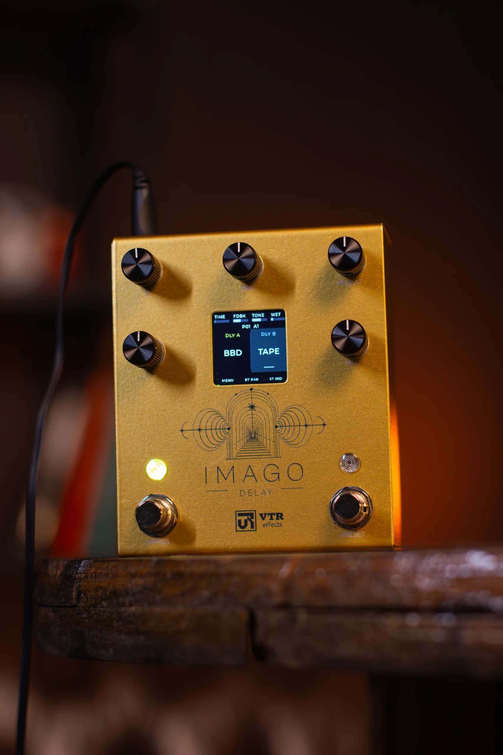 Imago Delay de frente, com o LED de bypass aceso