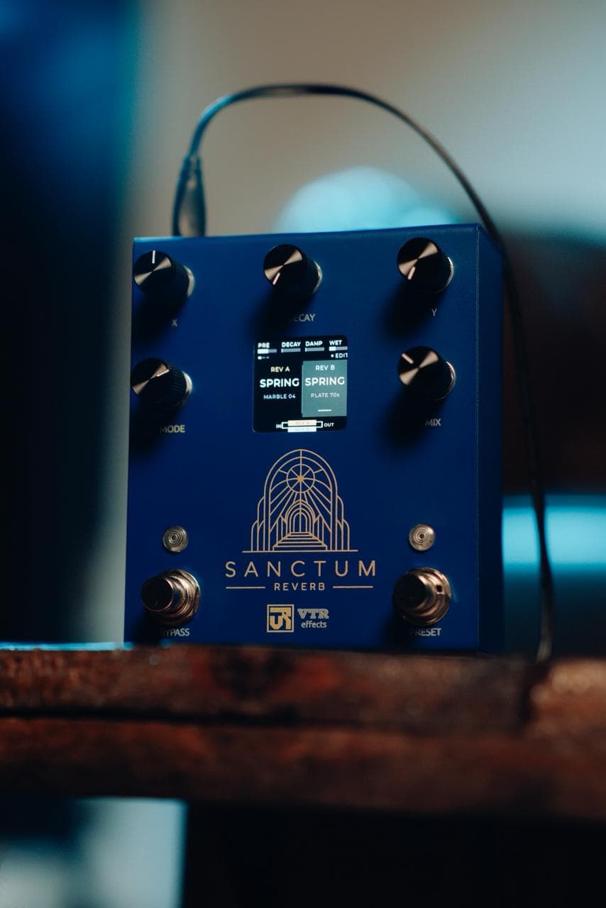 Sanctum Reverb in profile on a wooden bench